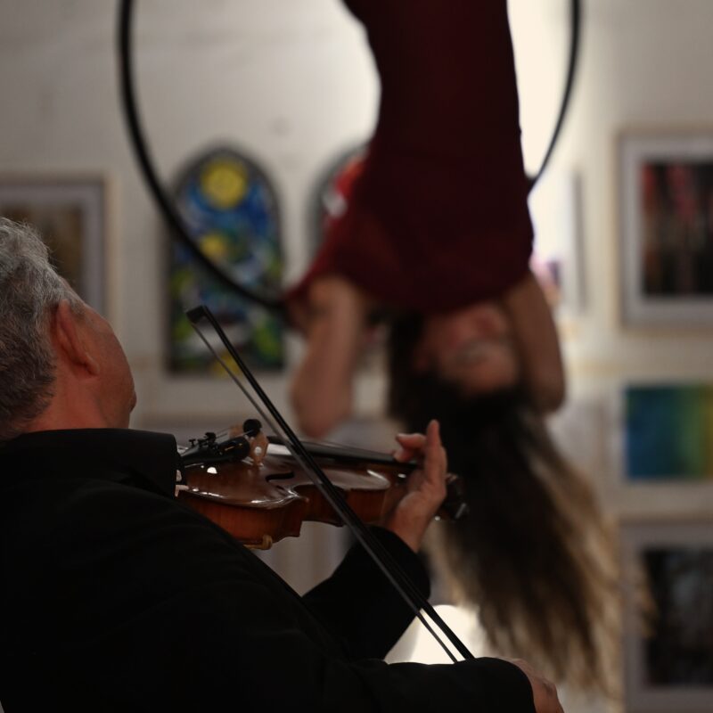 Performances artistiques par le violoniste Piotr et la danseuse aérienne Mathi Mishow à L'Atelier des 5 Sens