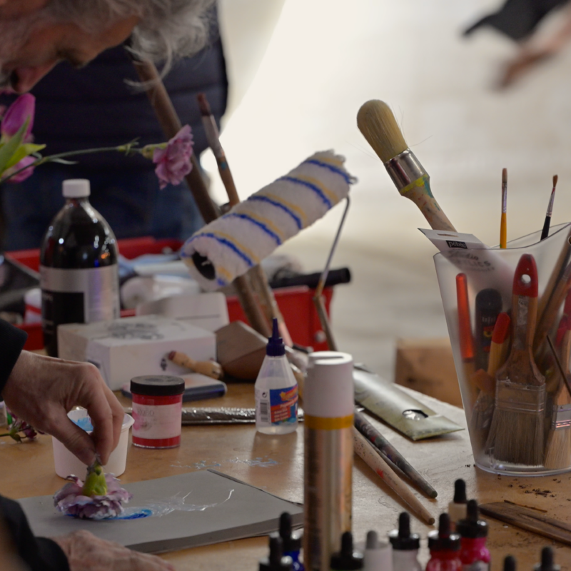 Matériel artistique avec Daniel Casamian en processus de création à L'Atelier des 5 Sens